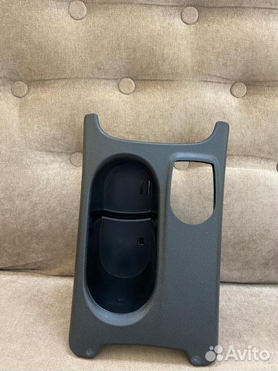 Центральная консоль с подлокотником