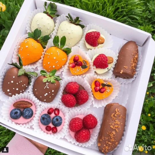 Клубника в шоколаде, бананы в шоколаде, ягоды