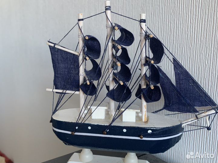 Модель парусника из дерева