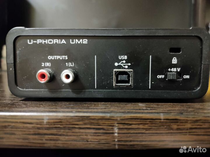 Звуковая карта Behringer u-phoria UM2