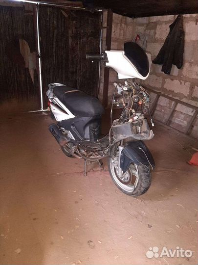 Продам скутер на запчасти двигатель живой
