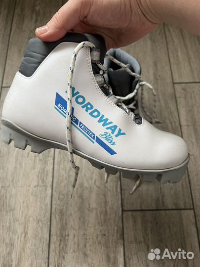 Беговые лыжи140-155, палки, ботинки 35 размер