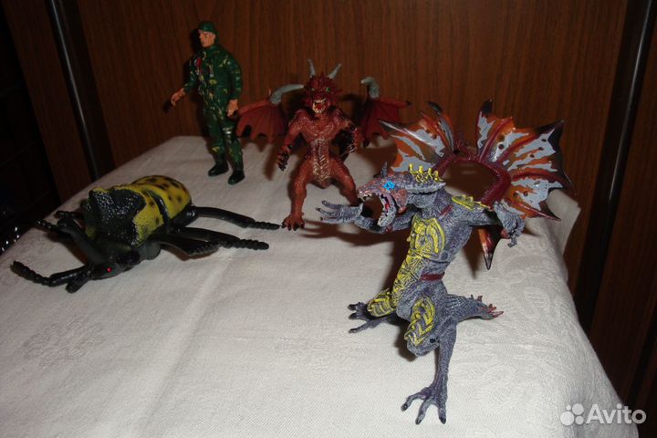 Фигурки драконов, солдат, жук - носорог