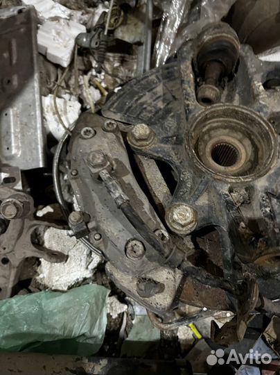 Передний левый суппорт Мерседес ML163