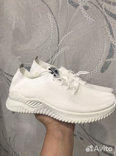 Кроссовки новые 38