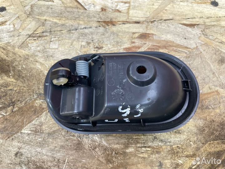 Внутренняя ручка двери правая Renault Duster