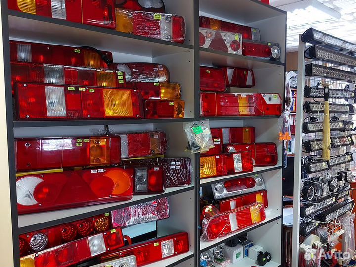 Стекло п/т фары Volvo F-13 2008- левое (691611)