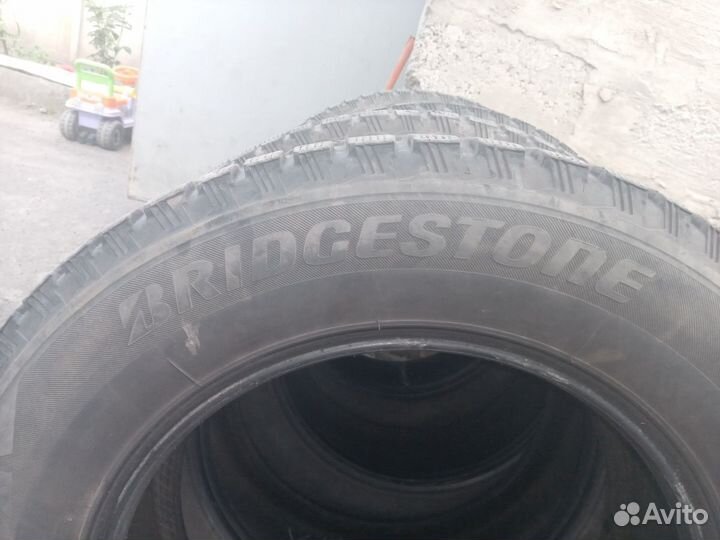 Bridgestone Blizzak Spike-01 215/65 R16 98T