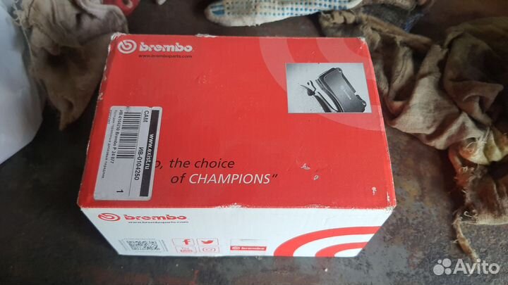 Тормозные колодки передние Brembo P24077