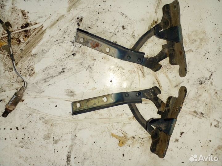 Петля капота левая правая Lancia Kappa