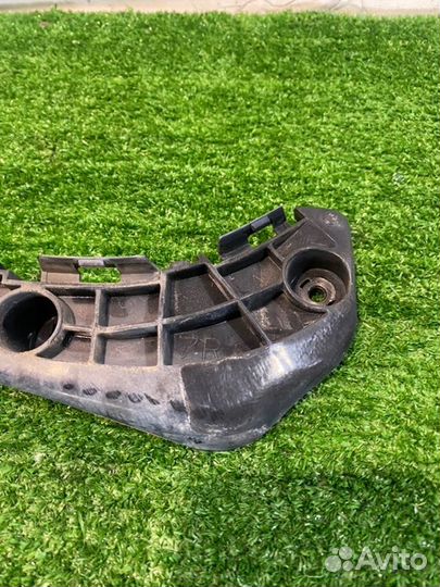 Крепление бампера (3) переднее правое Toyota