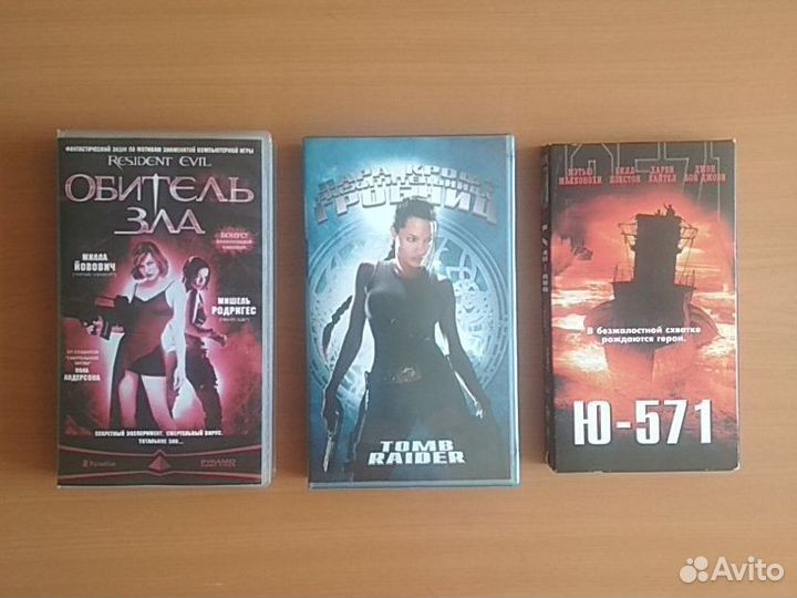 У метро лицензионные видеокассеты, только хиты