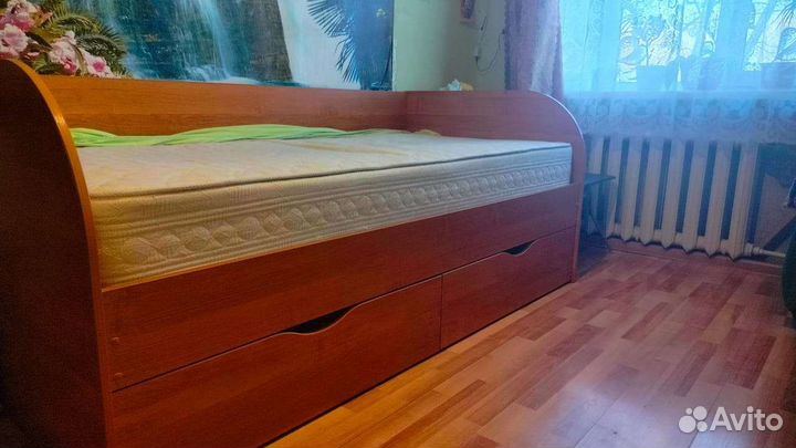 Кровать с матрасом