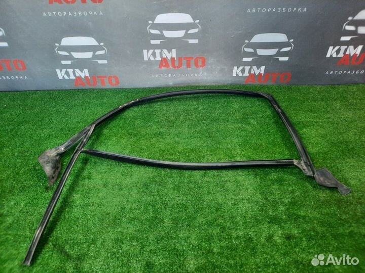 Уплотнитель стекла задний левый Audi A6 C6 Quattro