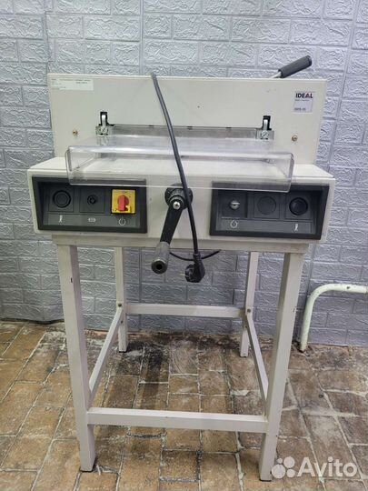 Гильотинный резак для бумаги