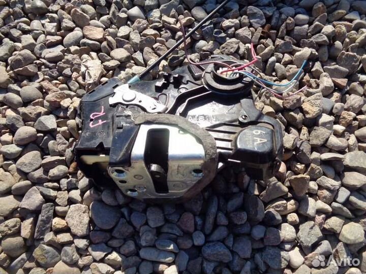 Замок двери передний правый Nissan Cube Z10