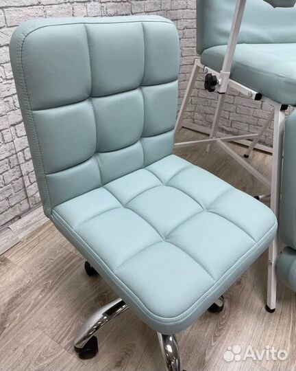 Педикюрное кресло - кушетка цвет пастель