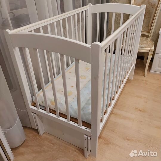 Детская кроватка с продольным маятником