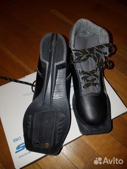 Продаю детские лыжные ботинки NN75 р-р 35
