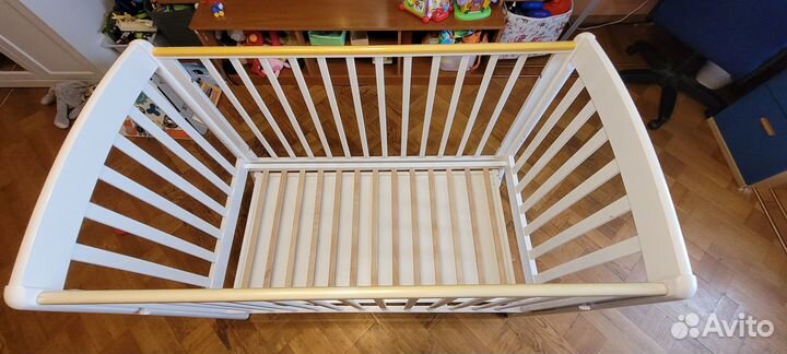 Детская кроватка с поперечным маятником