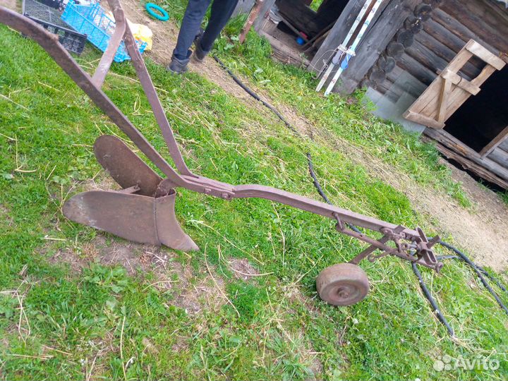Старые плуг и окучник конные
