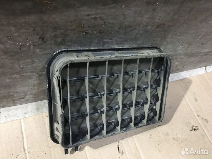 Вентиляционная решётка заднего крыла Mercedes W140