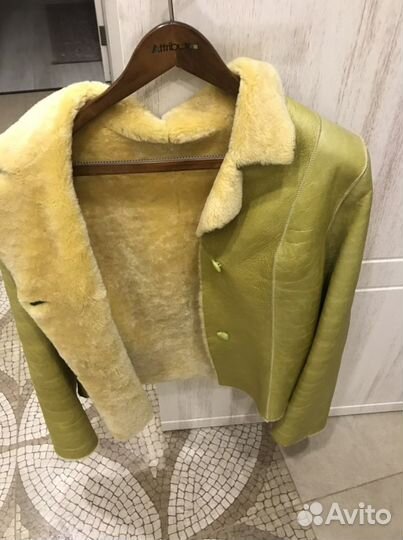Продам женскую короткую дубленку