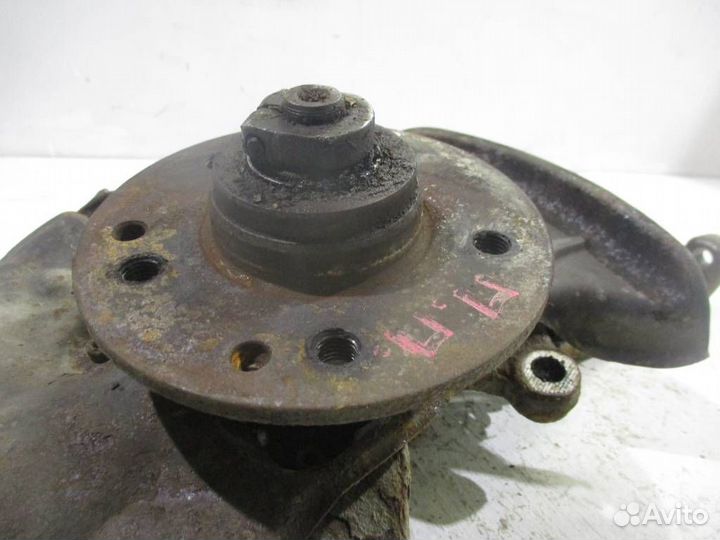 Кулак передний правый