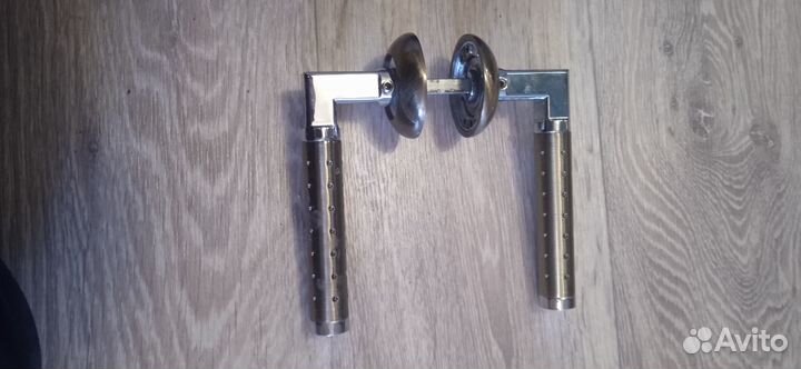 Дверная ручка с замком