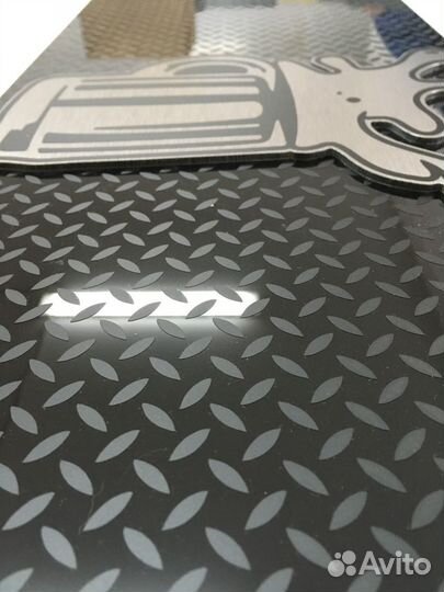 Деревянные таблички с логотипом бренда