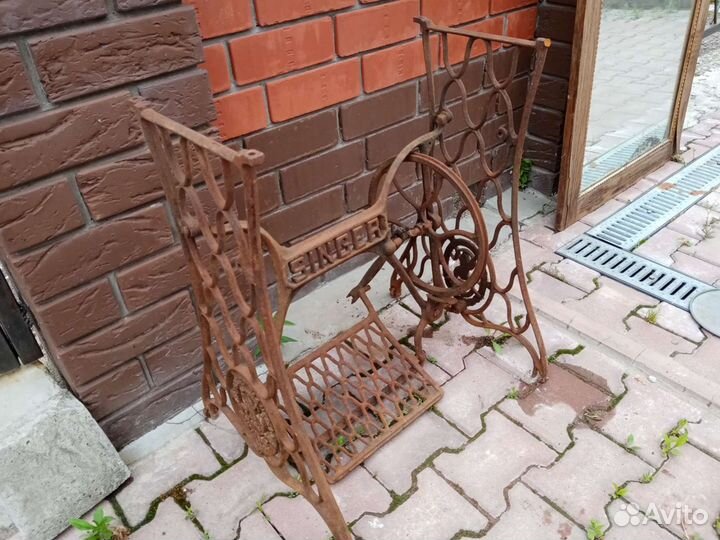 Станина из-под старинной швейной машины