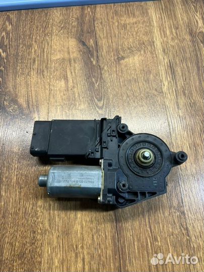 Мотор стеклоподъемника передний левый Volkswagen