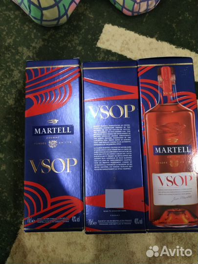 Пустая бутылка коньяка мартель