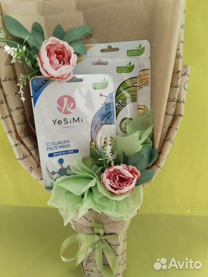 Подарок девушке букет из масок косметики