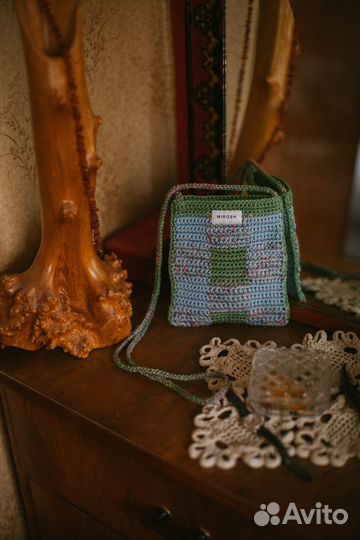 Вязаная крючком сумка женская с длинной ручкой