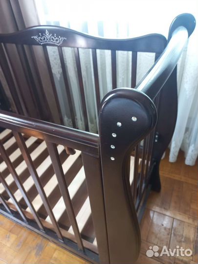 Детская кроватка с маятником и ящиком