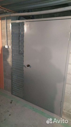 Перегородка железная с дверью