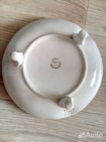 Фарфоровое блюдо на ножках новое