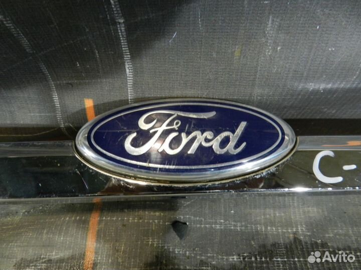 Эмблема с хромированной накладкой - Ford Focus 3