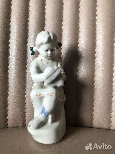 Фарфоровая статуэтка Девочка чистит ботинок СССР