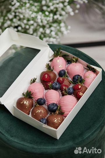 Подарочная коробка с ягодами в шоколаде