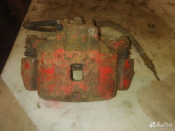 Передний правый суппорт mitsubishi lancer 9