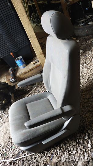 Сиденье переднее левое Volkswagen Transporter