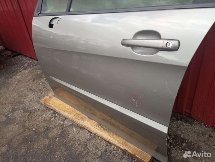 Водительская дверь серебристая Пежо 308 с дефектом