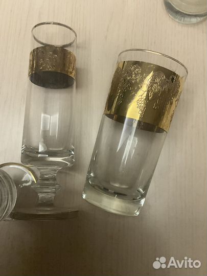 Фужеры, стаканы и ваза с позолотой и орнаментом