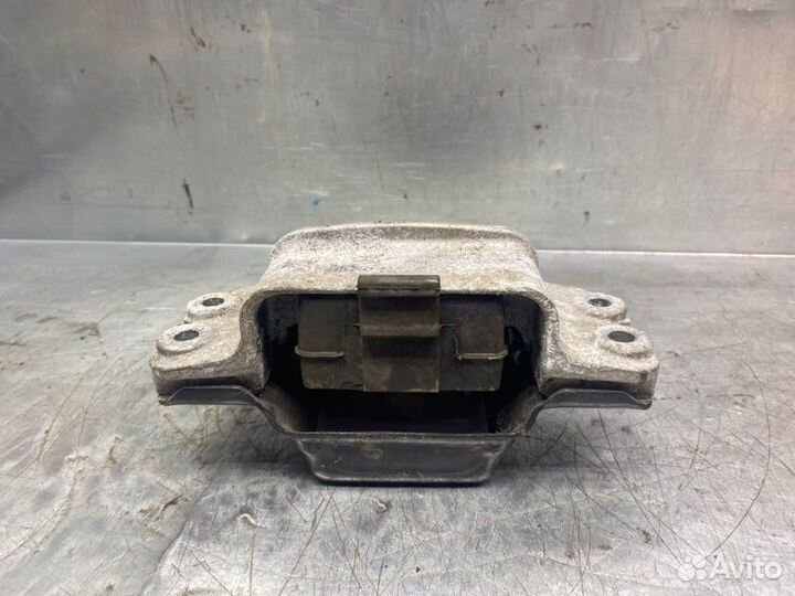 Опора двигателя левая Volkswagen Golf V 2003-2009