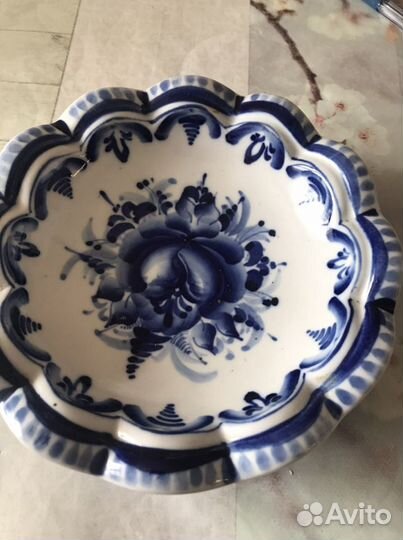 Гжель. Фигурка рыбы с маленькими рыбками