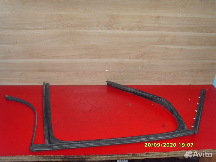 Направляющая стекла двери Volkswagen Touareg (NF)