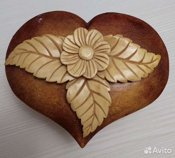 Деревянная шкатулка