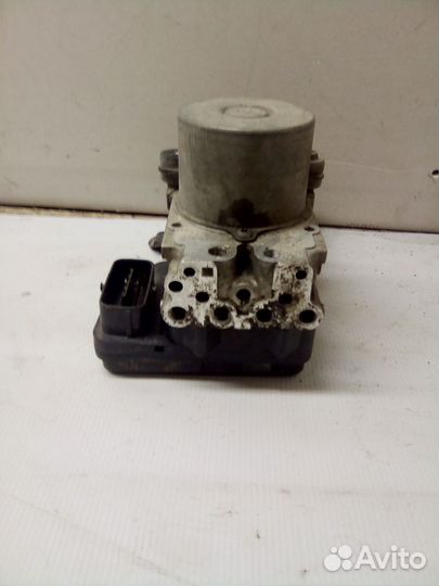 Блок ABS (насос) Toyota RAV4